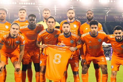 Jugadores del FC Cincinnati lucen camisa de Allan Cruz en muestra de apoyo