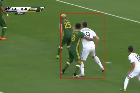 ¡El duelo de Zlatan Ibrahimovic con Julio Cascante!