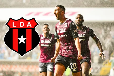 Mariano Torres festeja uno de sus goles con Saprissa.