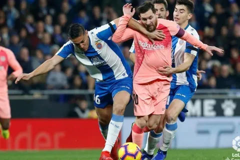 Duarte volvió en el derbi para sufrir con un Messi inspirado
