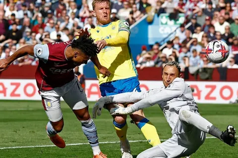 Pese a un gran Keylor Navas, Nottingham Forest cayó ante Aston Villa y entró en zona de descenso (VIDEO)