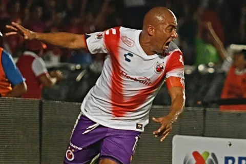 Egidio Arévalo Ríos regresó al fútbol de Guatemala con Sacachispas