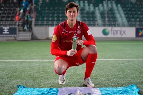 Nicholas Hagen levanta el trofeo en Noruega
