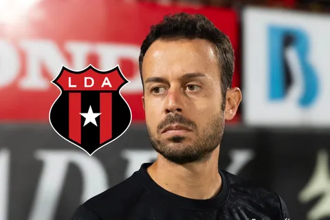 javier santamaria-gerente deportivo-escudo de alajuelense