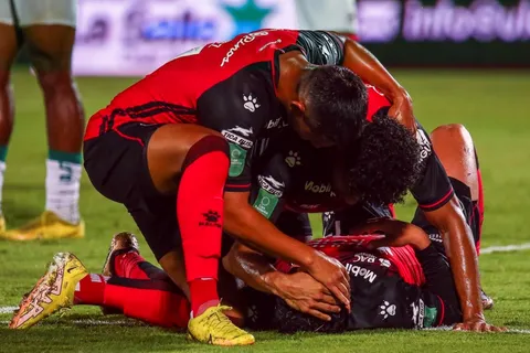Alajuelense pasó de la comodidad en la cima a la posibilidad de quedar fuera de clasificación