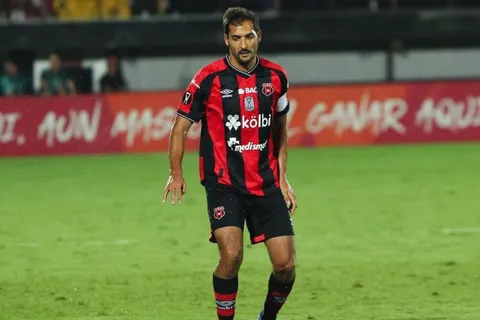 Celso Borges y la duda para renovar en Alajuelense.