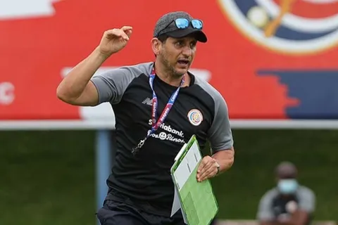 Ronald González no seguirá siendo técnico de los Ticos
