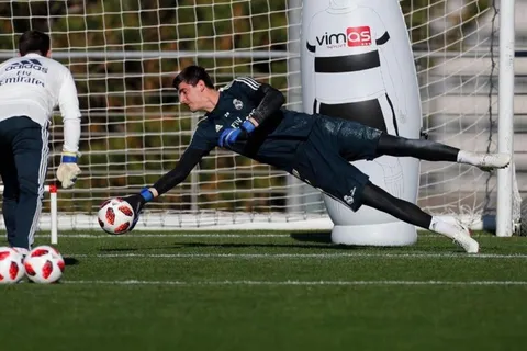 Courtois reaparece y acortaría así la estadía de Keylor