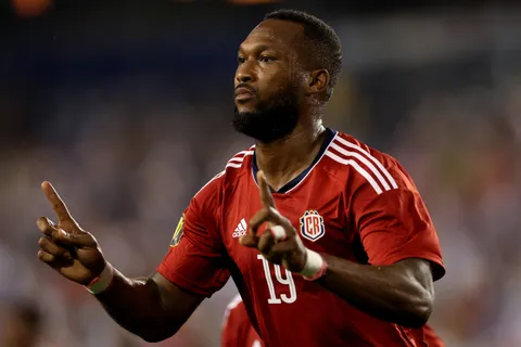 Kendall Waston destaca en estadística global de defensores como el único de Concacaf