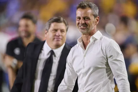 La enorme diferencia de salarios entre el Piojo Herrera y Miguel Herrera.