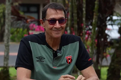 Alexandre Guimaraes sonríe como DT de Alajuelense.
