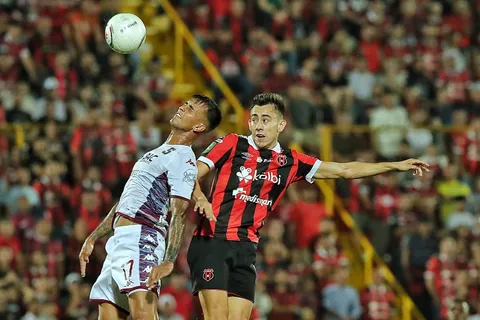 USD 3.400.000: la cifra que desató la disputa entre Saprissa y Alajuelense
