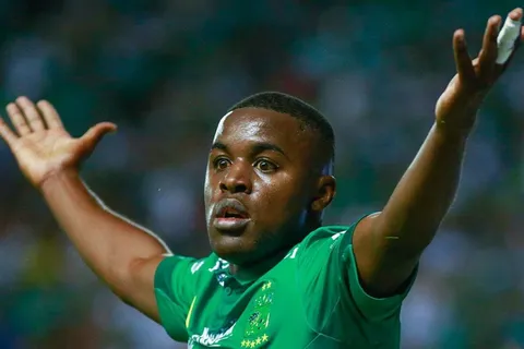 Joel Campbell, con un pie afuera del León