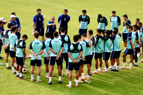 Bolillo Gómez prepara a El Salvador.