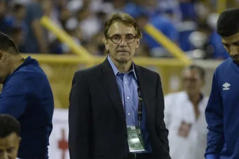 La FESFUT busca recaudar dinero para poder despedir a Carlos de los Cobos