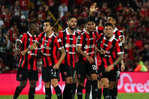 Alajuelense quiere sorprender con un fichaje desde el viejo continente. (Foto: LDACr)