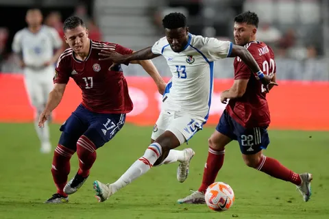 Carlos Mora en acción con Costa Rica ante Panamá.