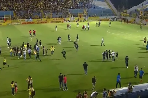 ¡Bochornoso! El Real España ante Marathón se suspende por disturbios de aficionados [VIDEO]