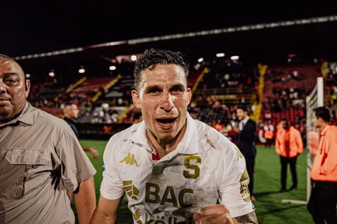 Luis Paradela celebra el triunfo de Saprissa en el Morera Soto.