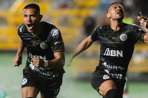 El importante reconocimiento internacional que recibió Alejandro Reyes tras su doblete