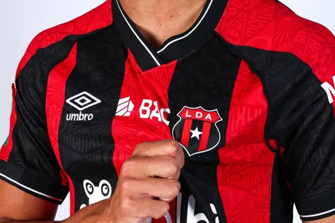 De Alajuelense a un rival directo: Guimaraes lo relegó y ya tiene ofertas para irse de la Liga después de años