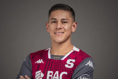 Óscar Duarte fue presentado en el Saprissa.