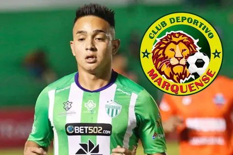 Oscar Santis con la camisa de Antigua GFC.