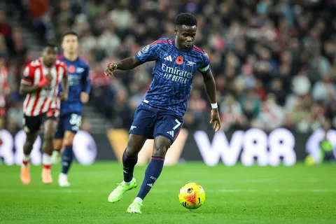 Bukayo Saka en acción con Arsenal ante Sunderland.