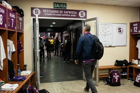 Sorpresiva salida en Saprissa.