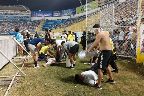 ¡Tragedia en El Salvador! Estampida provoca muertes en el estadio Cuscatlán