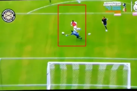Aubameyang eludió a Keylor con facilidad y anotó el segundo del Arsenal
