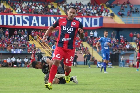 Gullit Peña hace un pedido especial por el mal momento de FAS