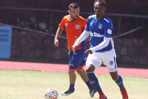 Deybi Flores regresó y firmó con Olimpia
