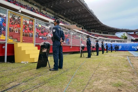 Panamá es advertido por la FIFA con futuras sanciones por invasión al campo
