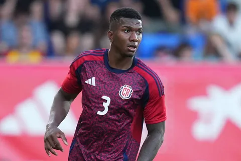 Tras hacer historia con La Sele, Jeyland Mitchell recibe otra mala noticia que impacta en su futuro