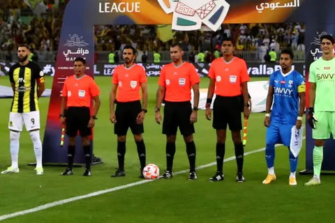 Árbitro guatemalteco dirigió su primer partido en la Liga de Arabia Saudita