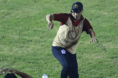 Brutal agresión de los aficionados de Vida al cuerpo técnico de Olimpia (VIDEO)