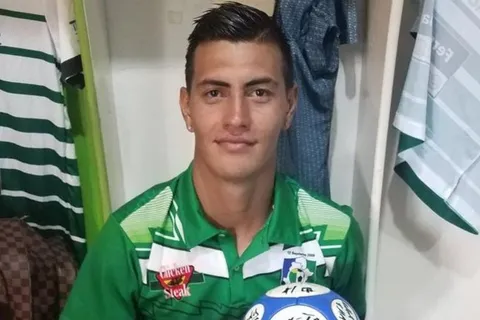Ulises Tavares marca triplete y le escribe "hak-tre" al balón