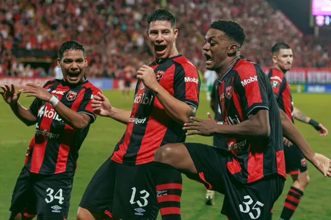 "Hay que salir del país": una figura sorprende a Guimaraes con sus planes lejos de Alajuelense