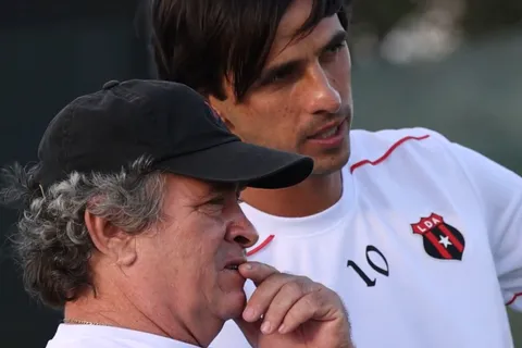 Machillo Ramírez inicia su limpieza: el nuevo DT de Alajuelense apunta a una figura clave para Guimaraes