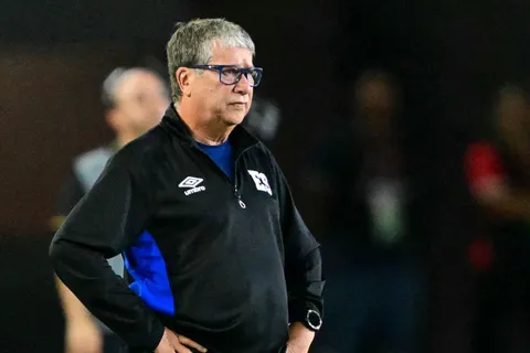 Tras pelearse con aficionados, Bolillo Gómez habla como nunca sobre su futuro en El Salvador: "Piden mi salida"