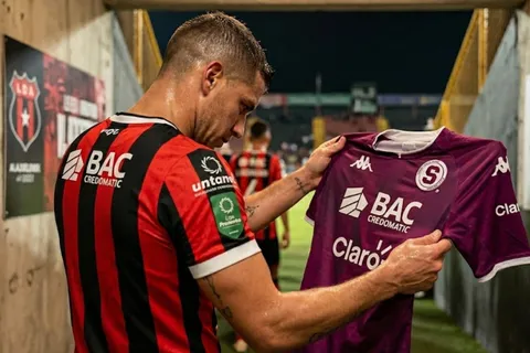 Ídolo de Alajuelense respondió ante posible oferta de Saprissa.