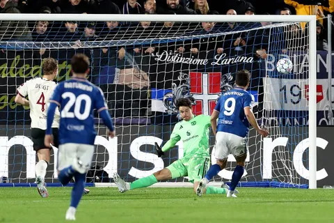 Douvikas marcó el segundo gol de Como ante United.