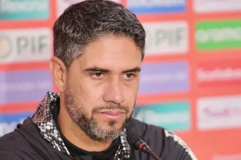Pablo Salazar advierte a sus jugadores.