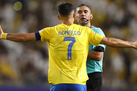 Cristiano Ronaldo y el árbitro guatemalteco Mario Escobar tuvieron un cruce de palabras
