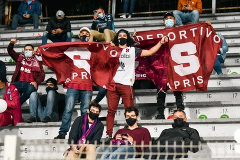 Aficionados morados molestos con el horario de la final en la cueva