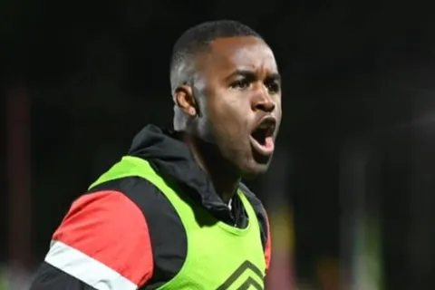 Joel Campbell mostró que sigue de cerca a Alajuelense.