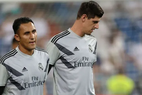 Keylor Navas lo advirtió: Courtois traicionó y fue al ataque por la espalda.