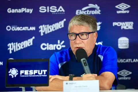 Bolillo Gómez, DT de El Salvador.