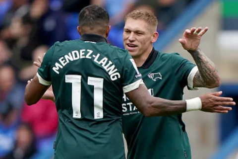 Nathaniel Méndez-Laing se mandó con un doblete de asistencias con el Derby County